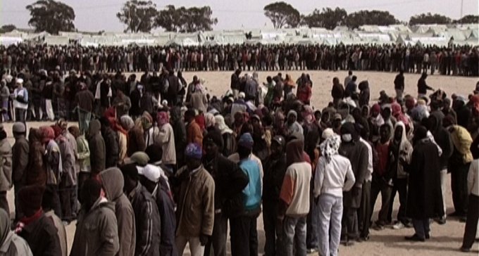 Photogramme du film Babylon (2012) : une foule dans le camp
